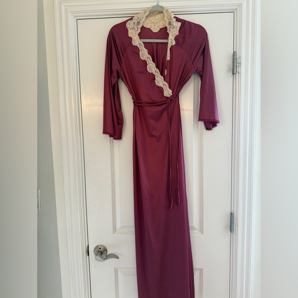 Miss Elaine Vintage 70’s/80’s silk Robe with Lace bell sleeve & pockets Small